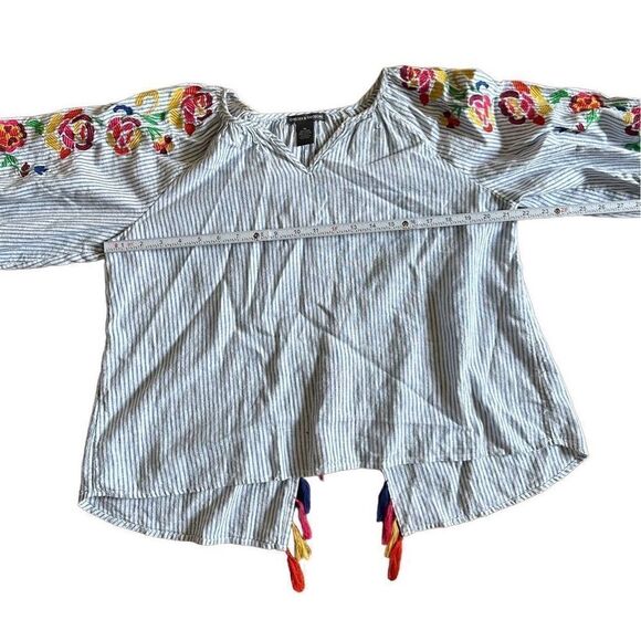 New Chelsea & Theodore Blue Chambray Stripe Embroidered White Top linen blend Wo - Picture 10 of 11